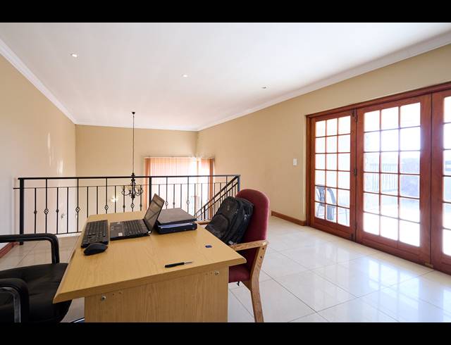 5 BEDROOM CLUSTER FOR SALE IN BARBEQUE DOWNS